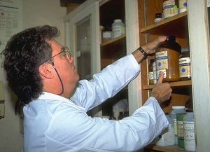 Farmace�tico en la trastienda